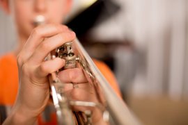 Finger auf den Ventilen einer Trompete, Nahaufnahme