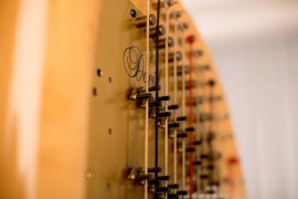 Nahaufnahme der Saiten und der Mechanik einer Harfe