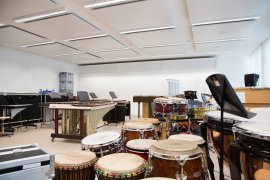 Unterrichtsraum mit Marimbaphon, Handtrommeln und Pauken